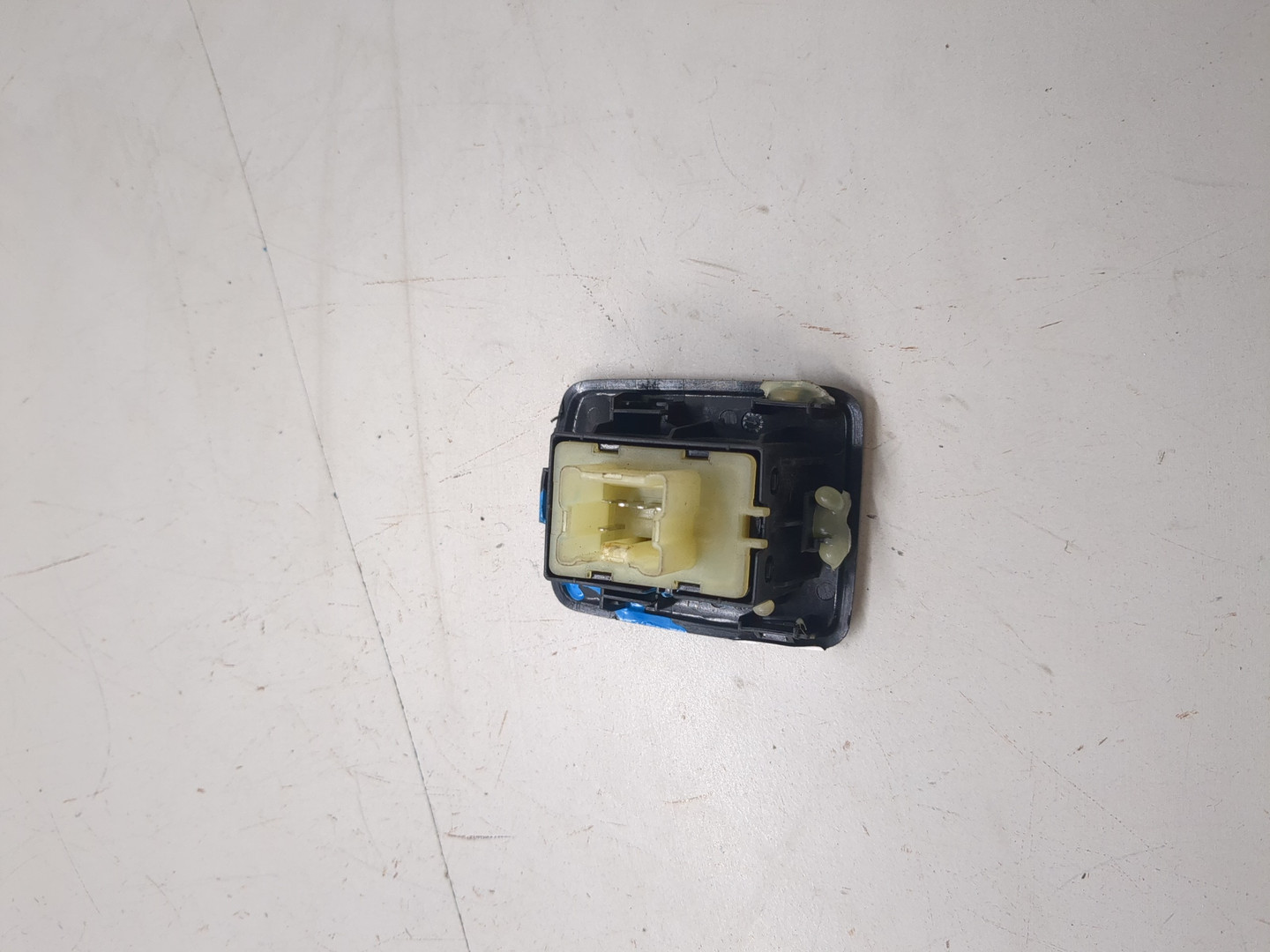 Кнопка стеклоподъемника