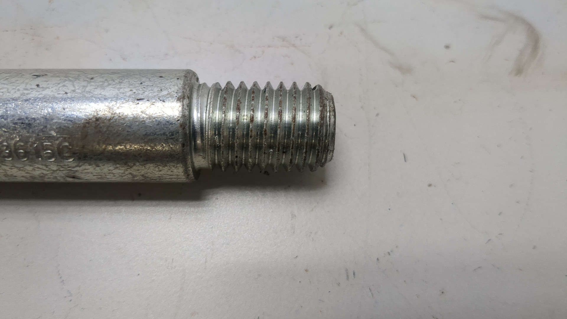 Крюк буксировочный