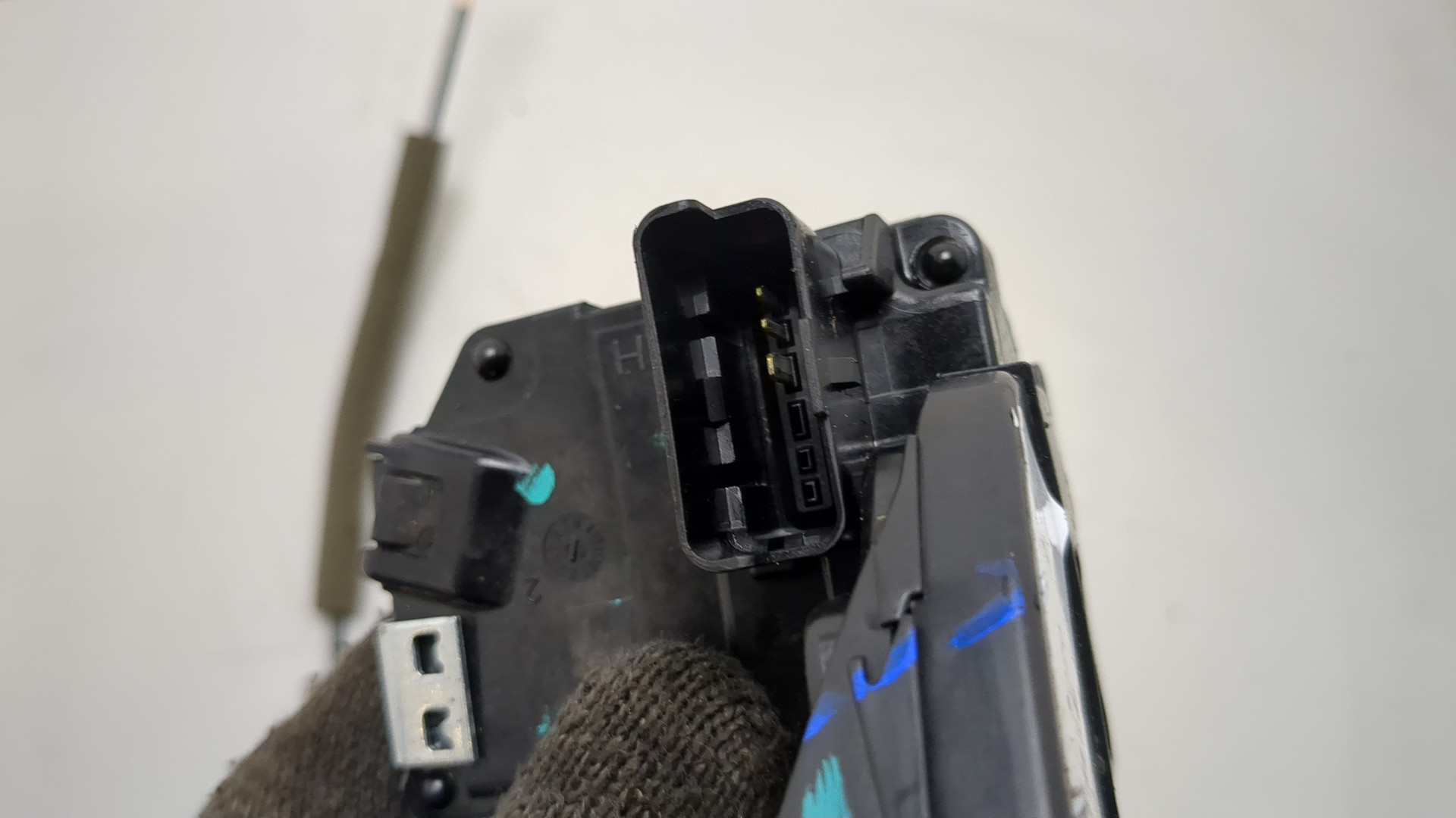 Замок двери передней левой