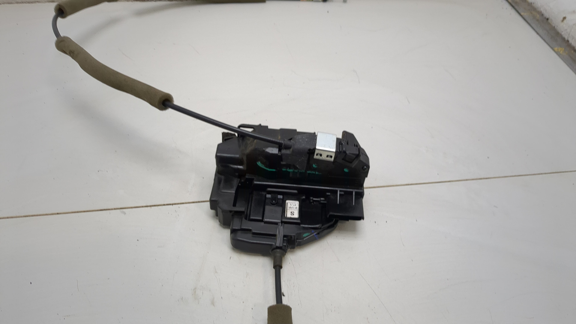 Замок двери передней левой