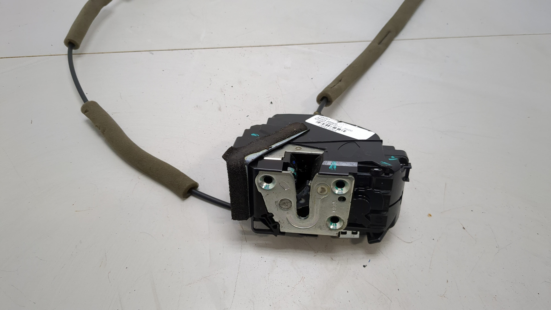 Замок двери передней левой