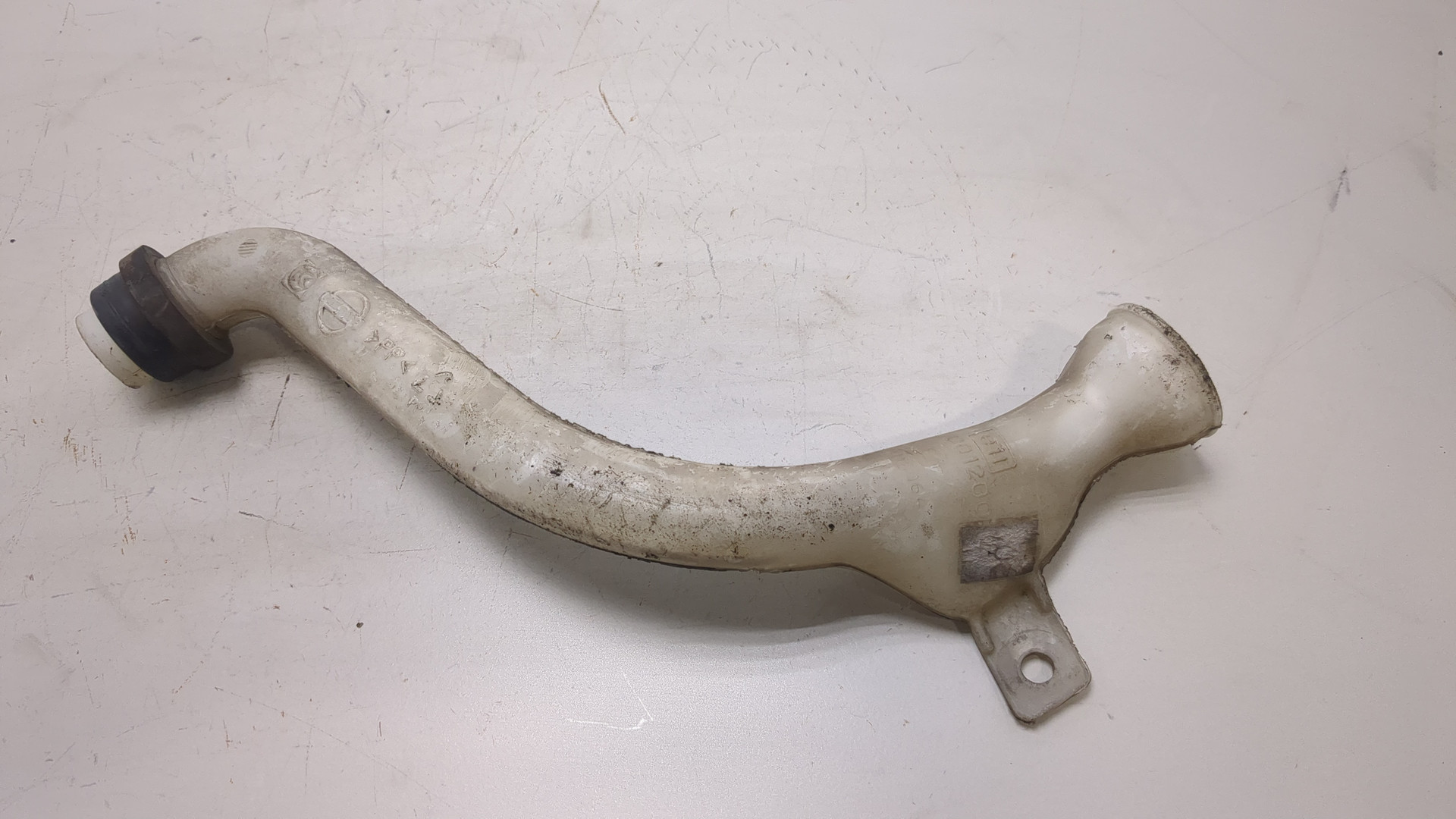 Горловина бачка омывателя