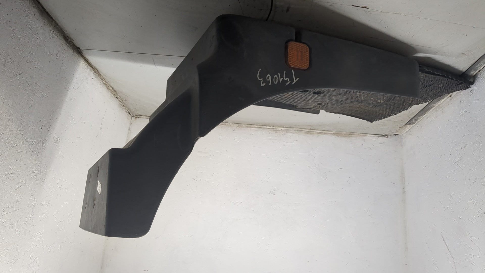 Крыло переднее левое