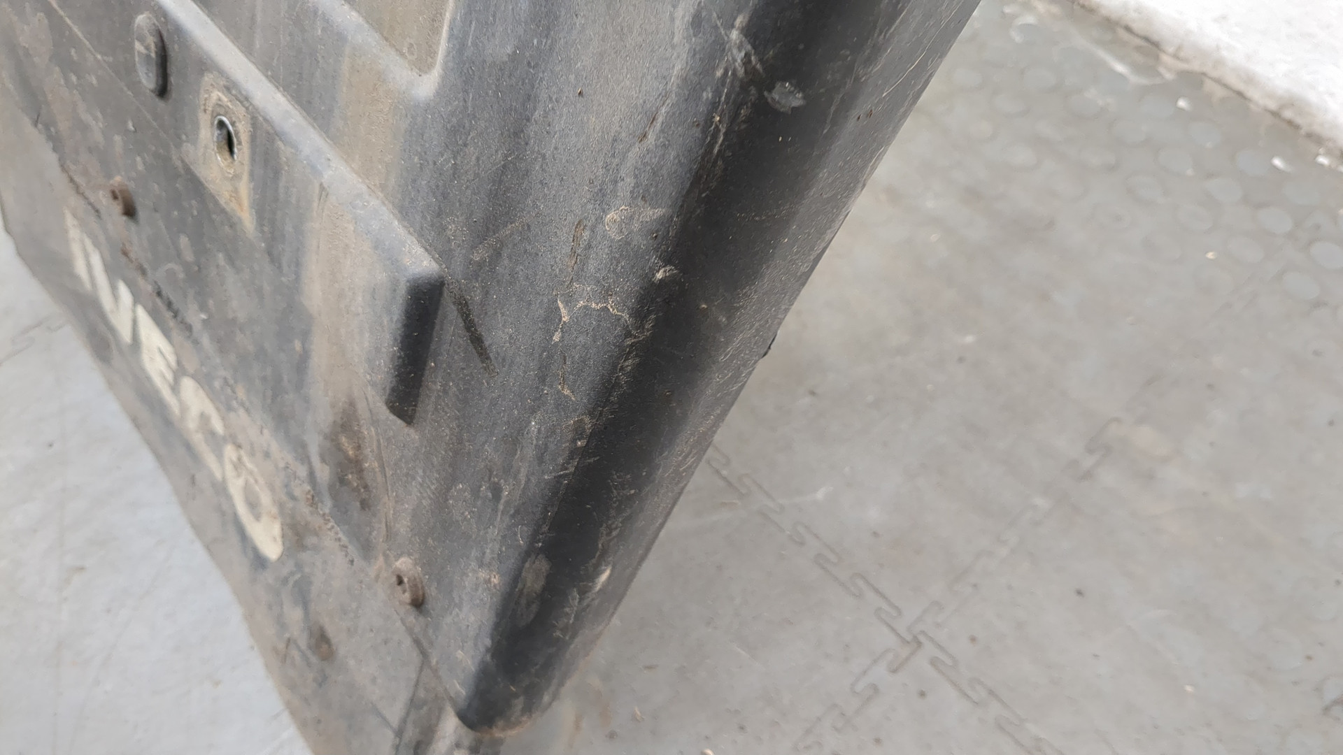 Крыло переднее правое