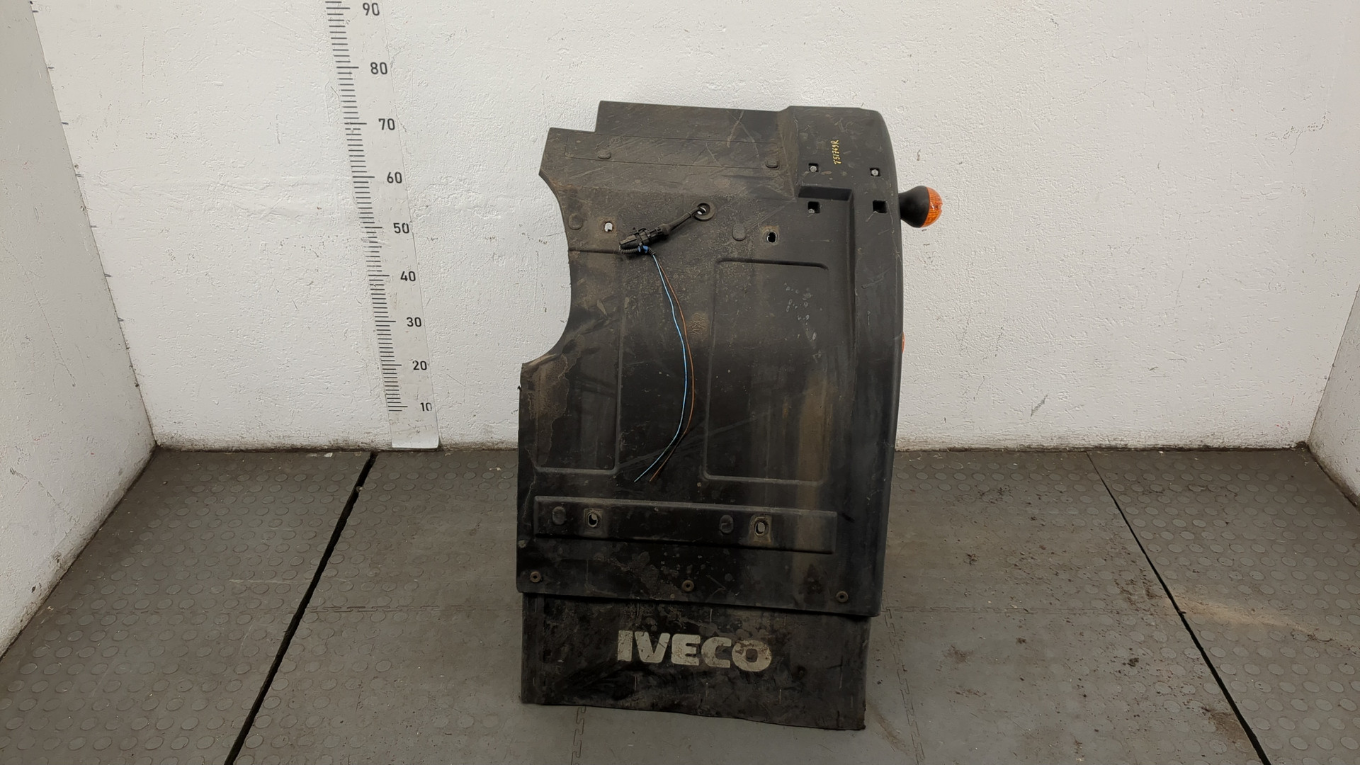 Крыло переднее правое