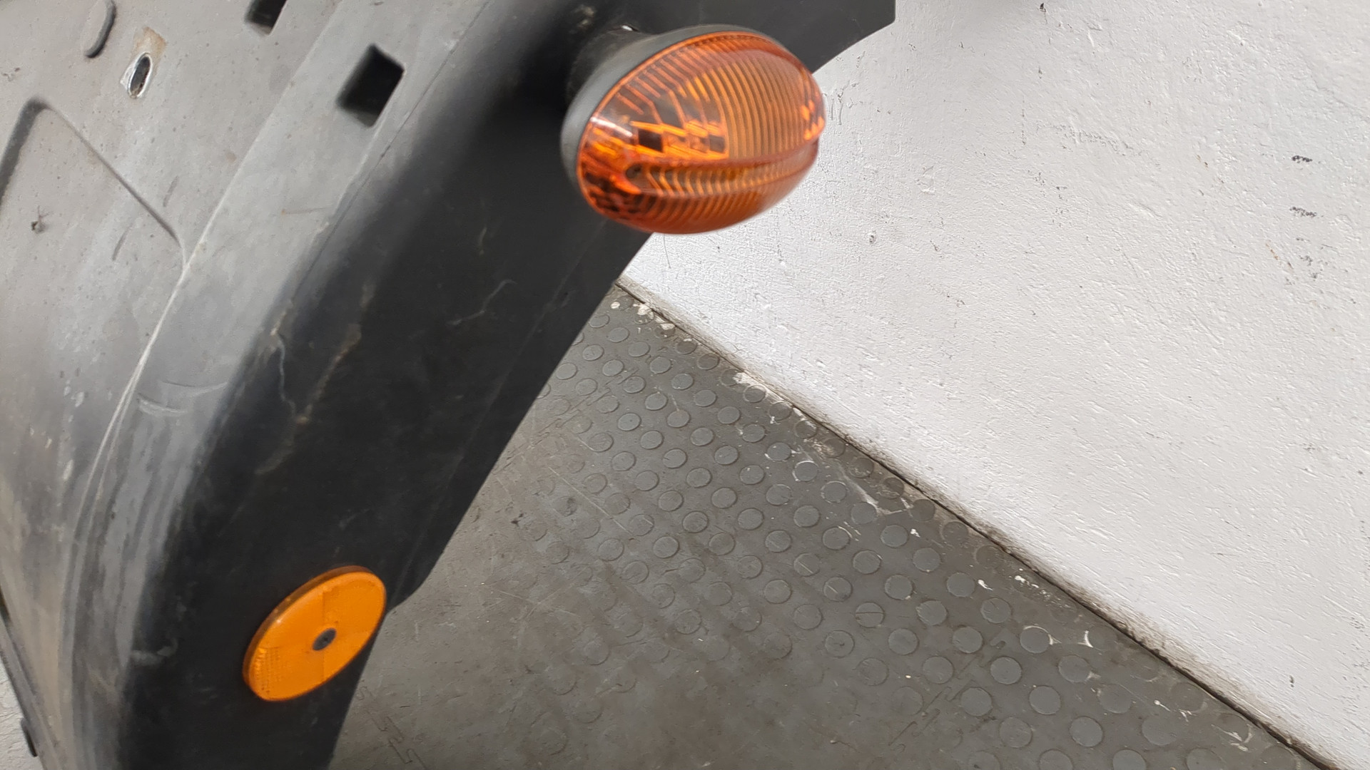 Крыло переднее правое