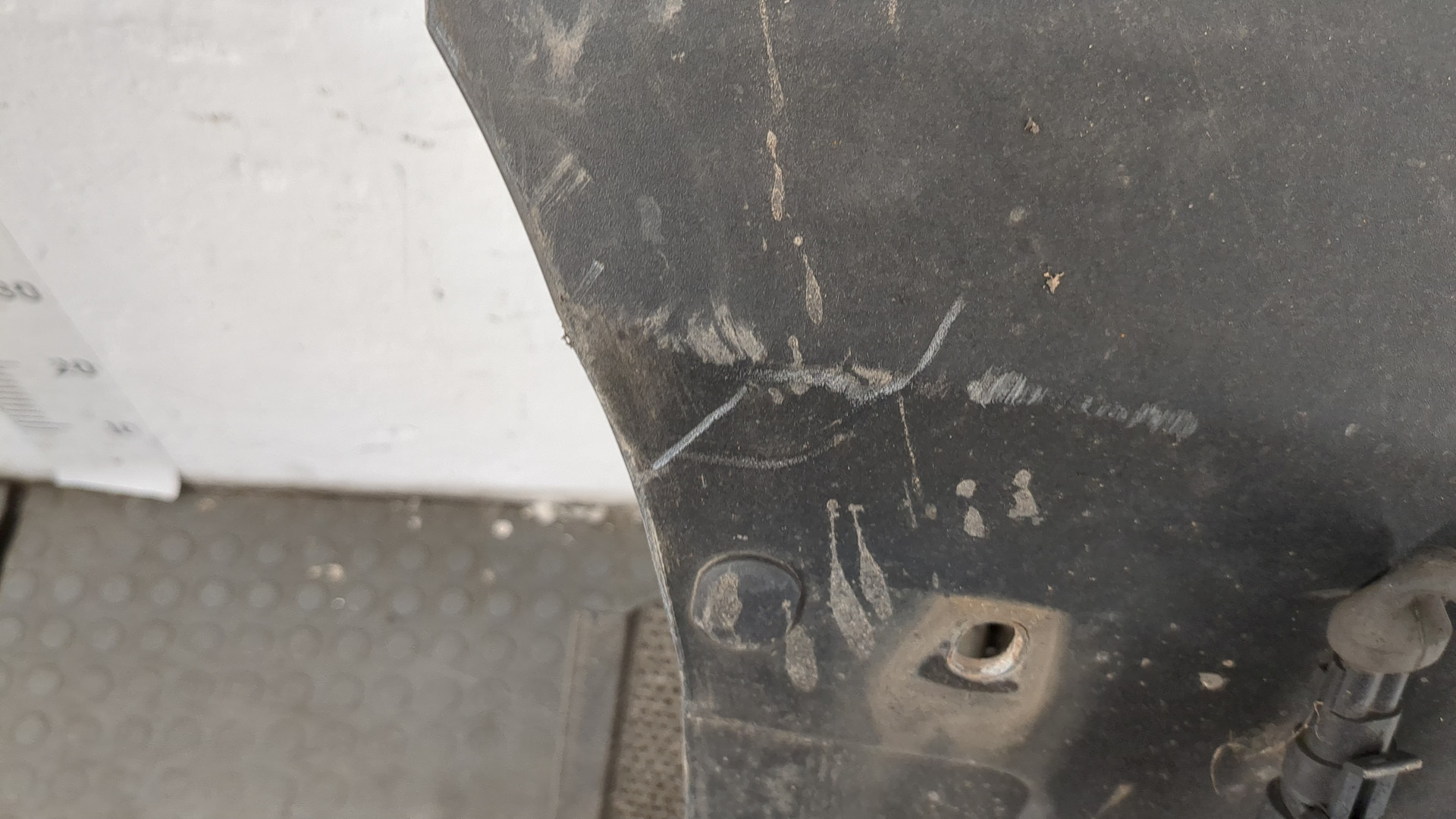 Крыло переднее правое