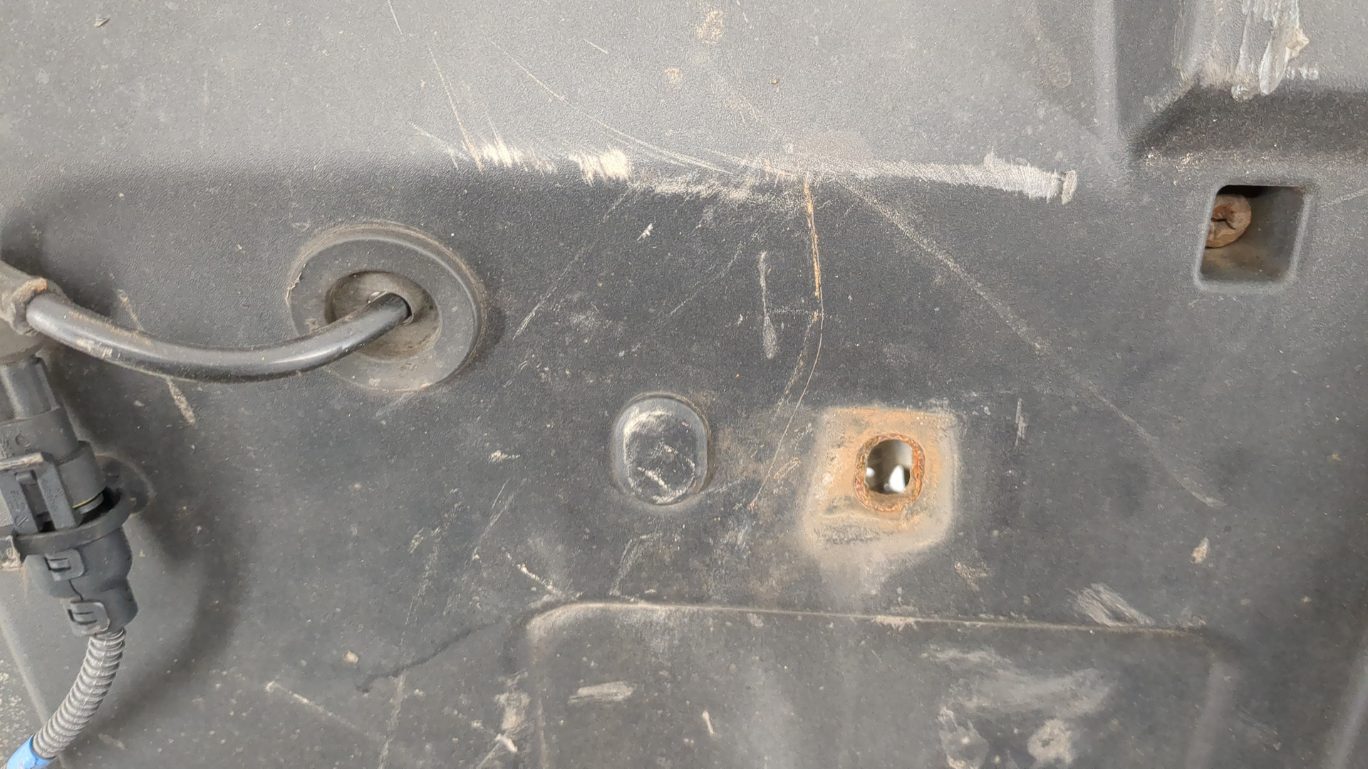 Крыло переднее правое