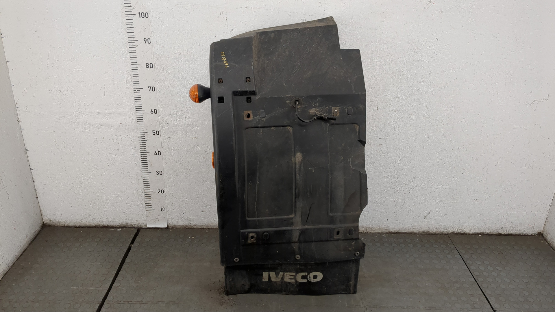 Крыло переднее левое