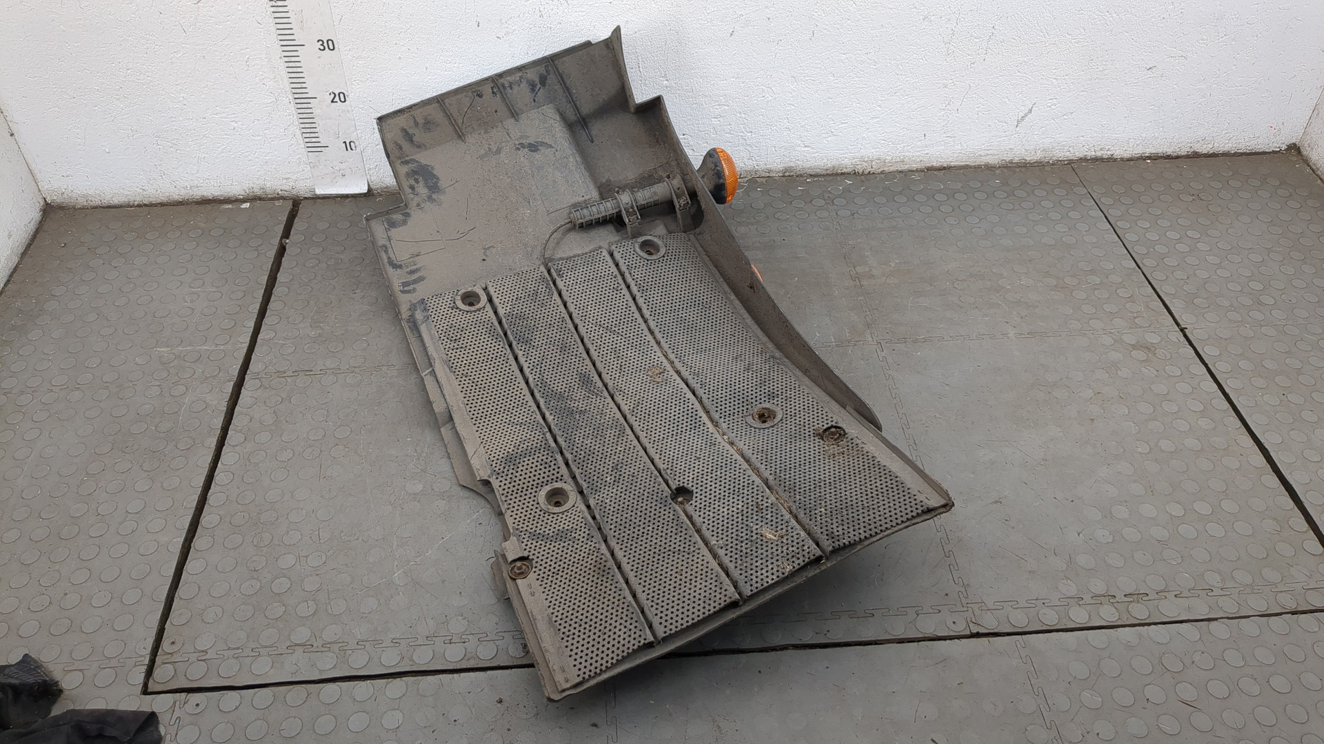 Крыло переднее левое