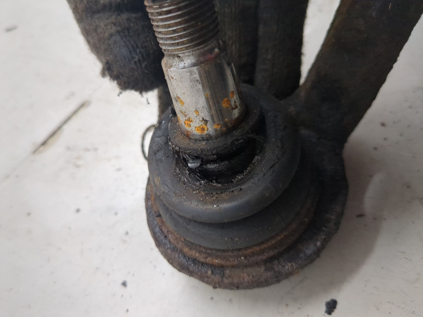 Рычаг передний левый