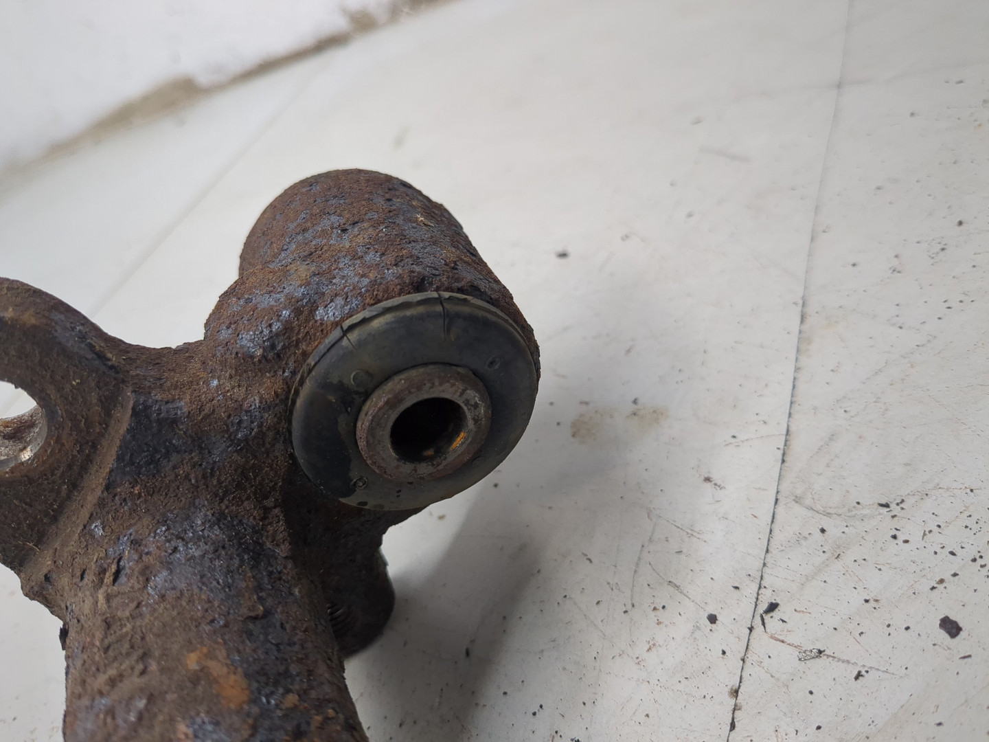 Рычаг передний левый