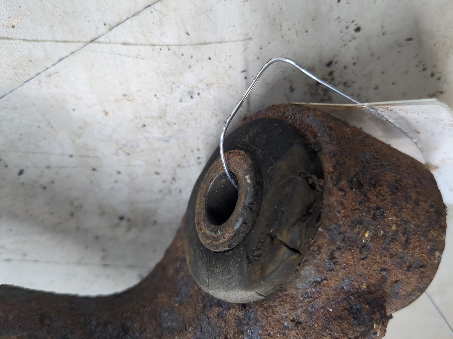 Рычаг передний левый