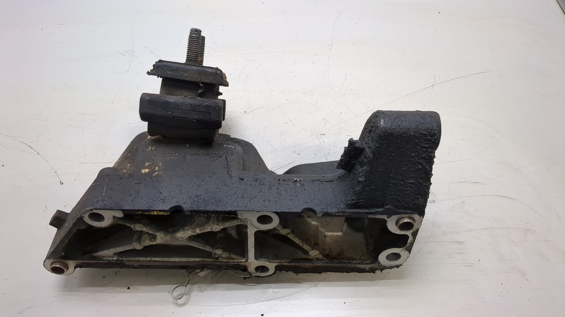 Опора двигателя левая