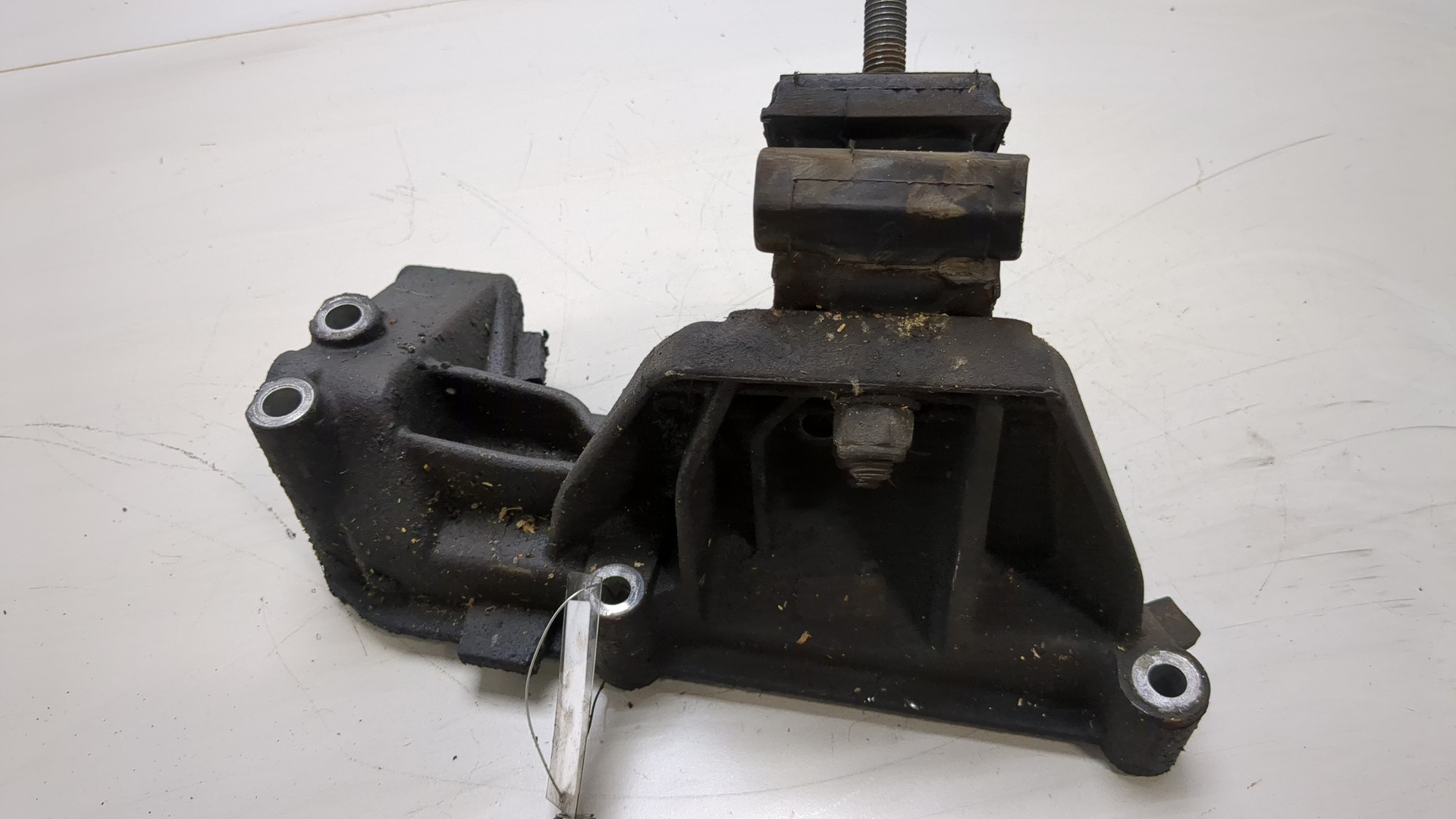 Опора двигателя левая