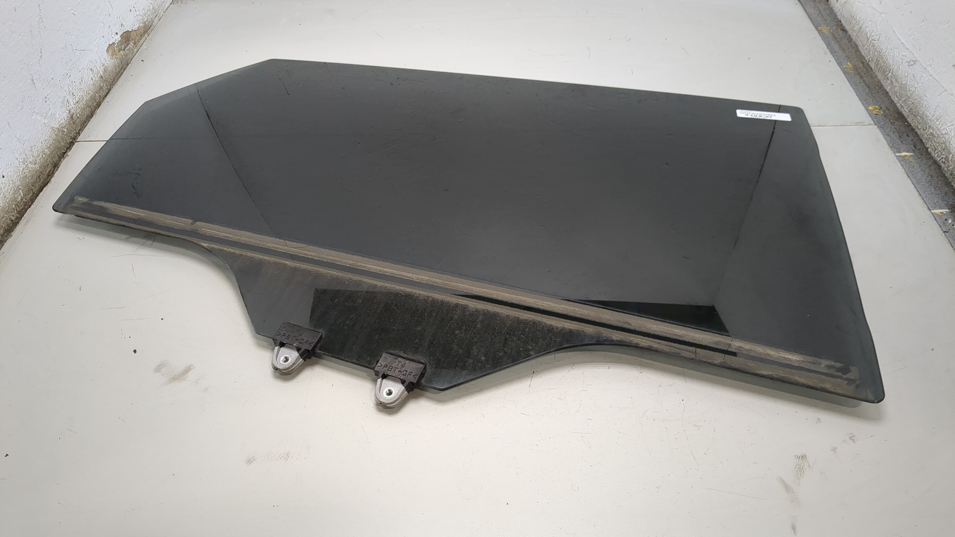 Стекло двери задней правой