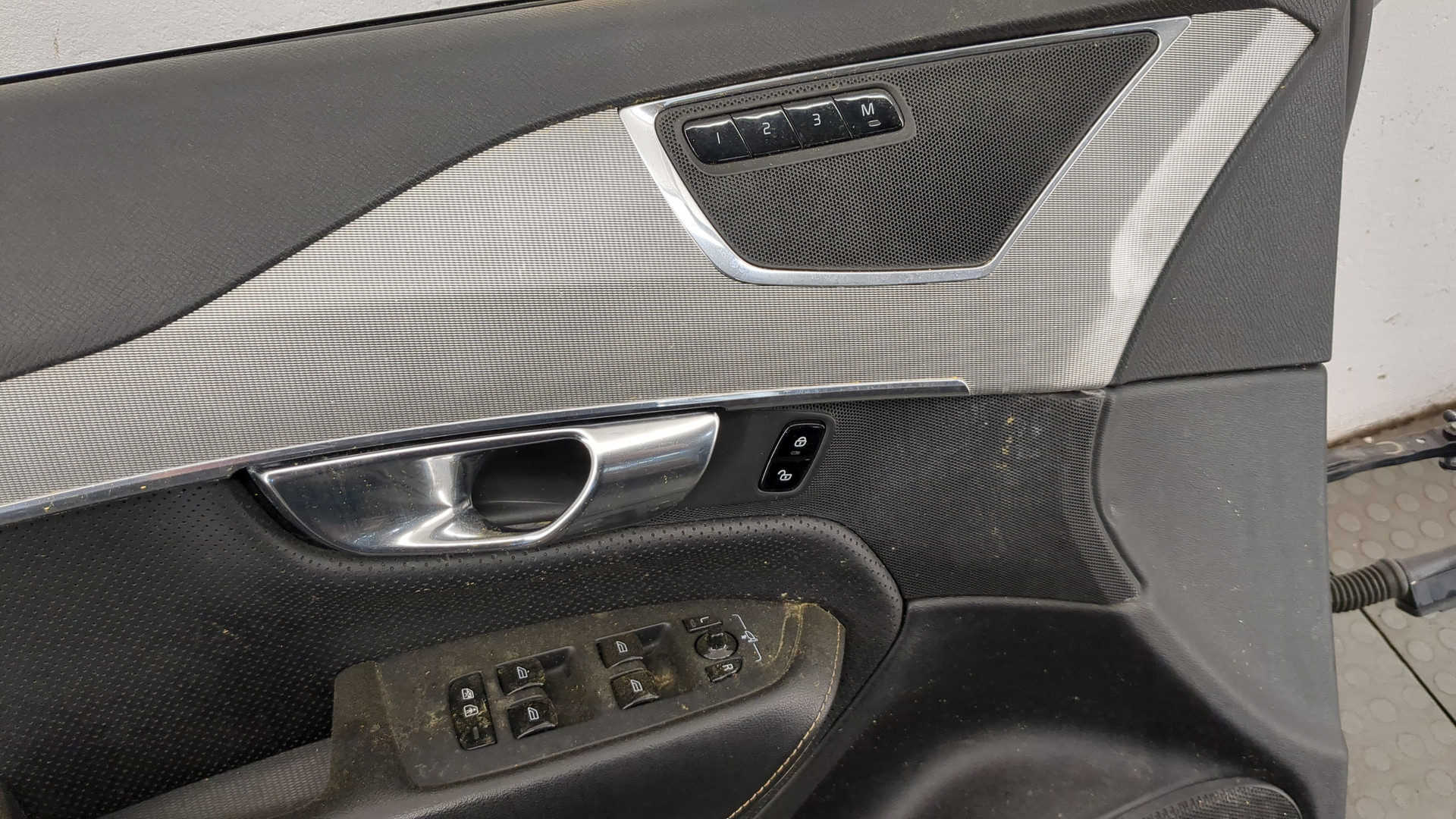 Дверь передняя левая