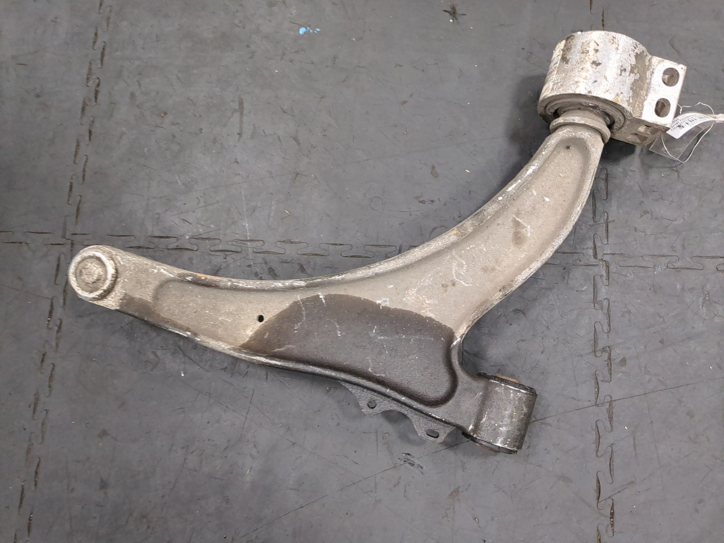 Рычаг передний левый