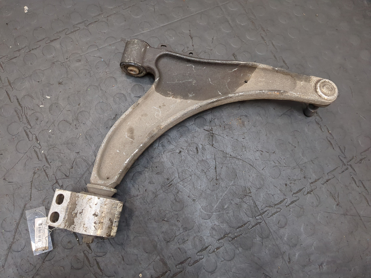 Рычаг передний левый