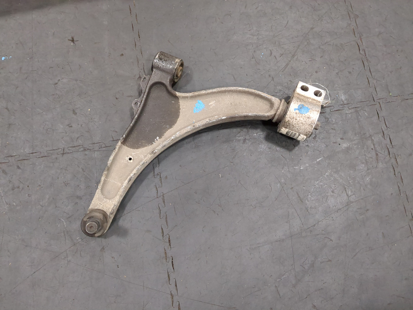 Рычаг передний левый