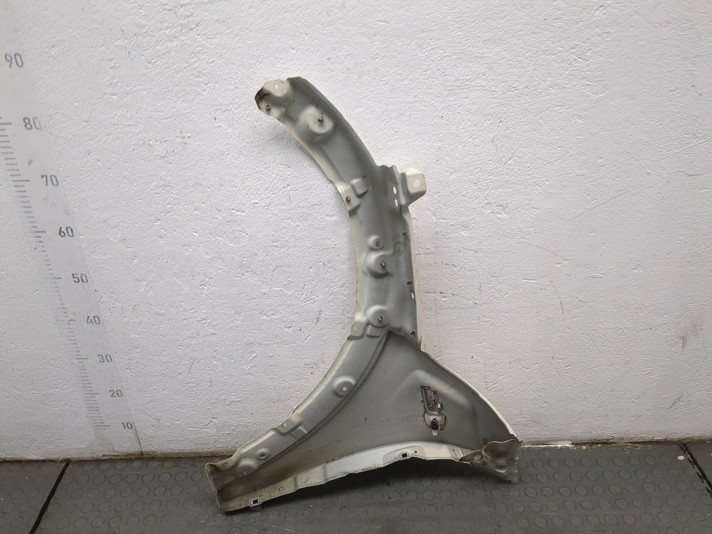 Крыло переднее правое