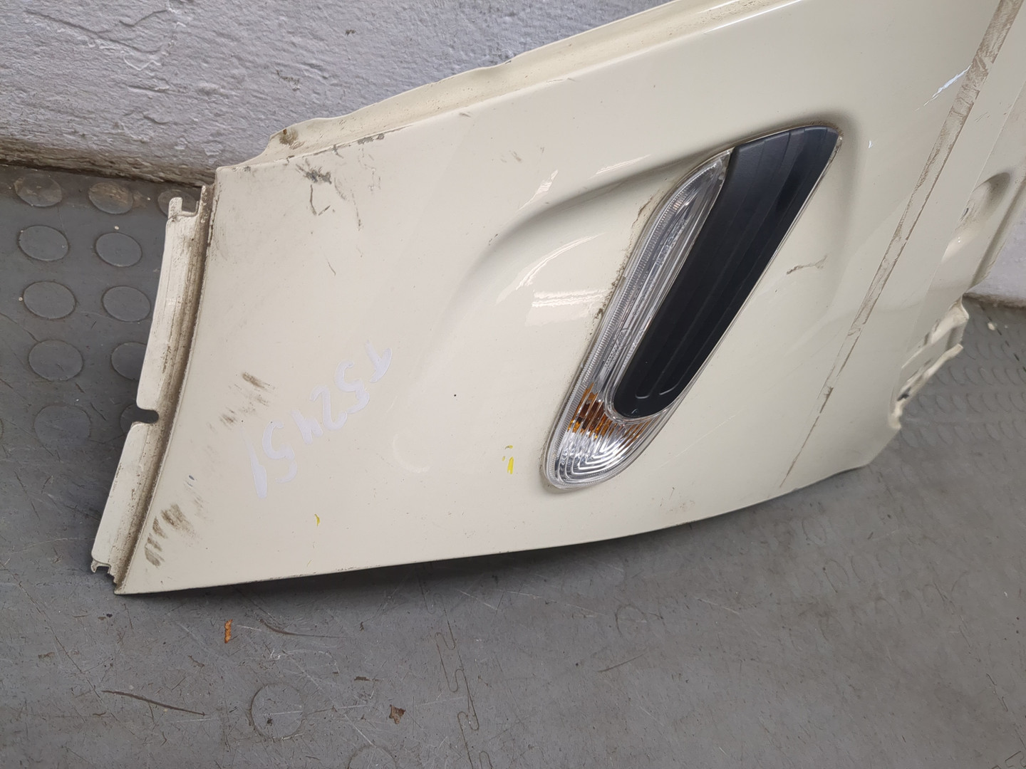 Крыло переднее правое