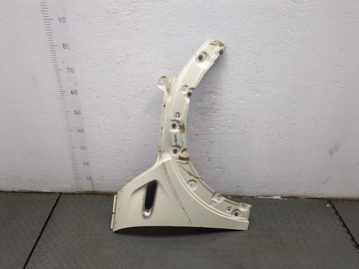 Крыло переднее правое