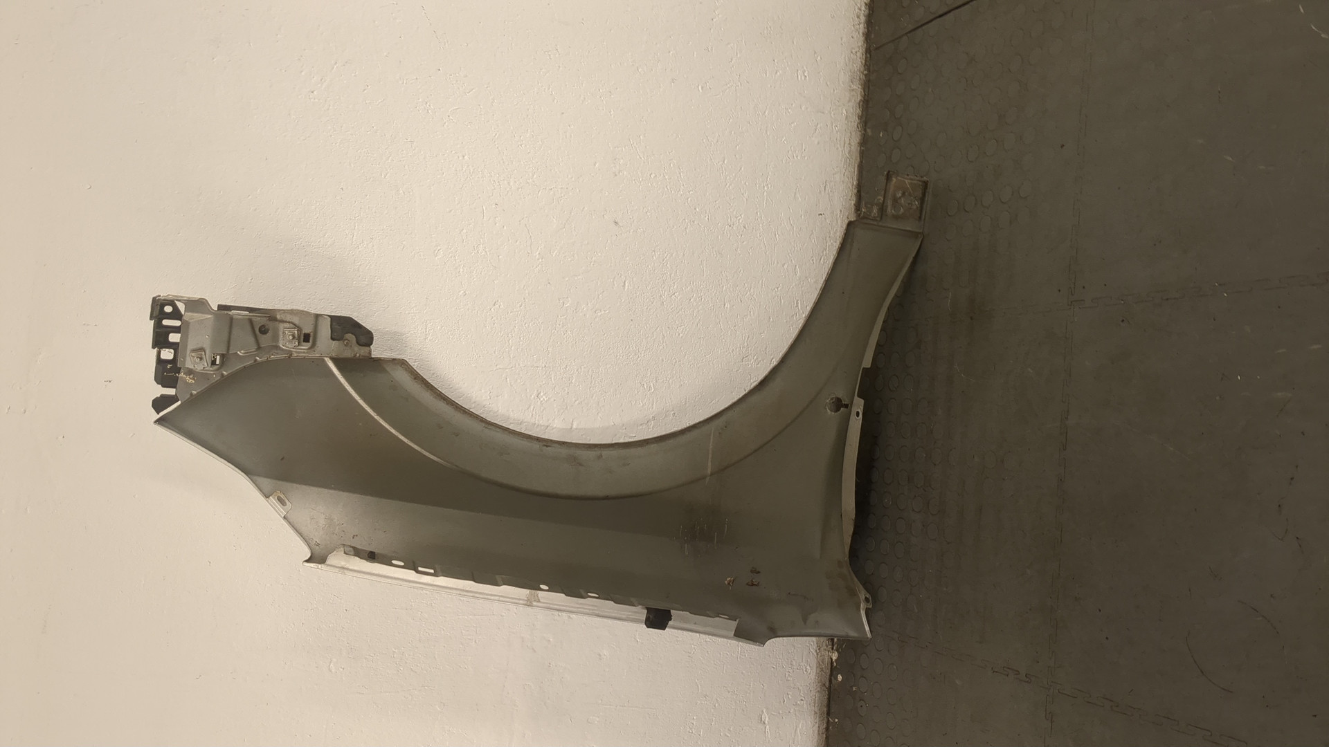 Крыло переднее левое