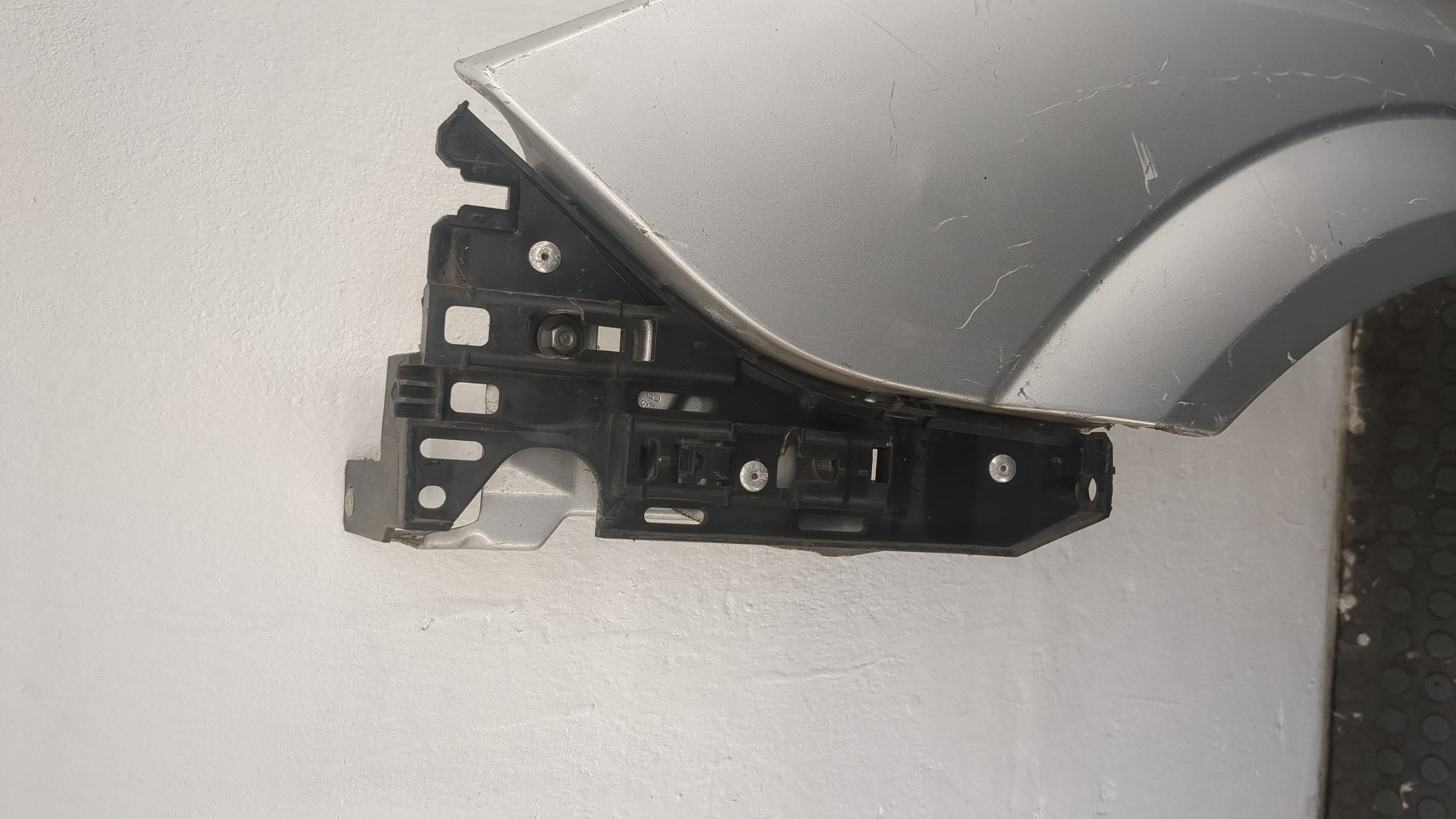 Крыло переднее левое