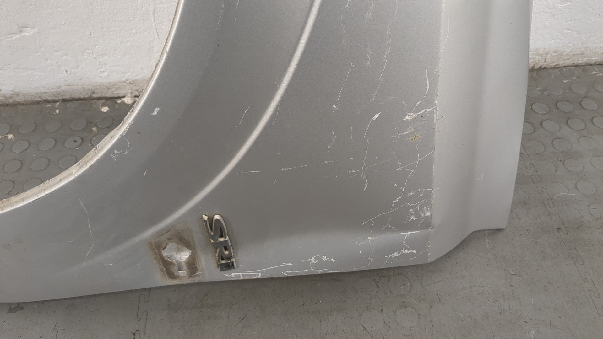 Крыло переднее левое