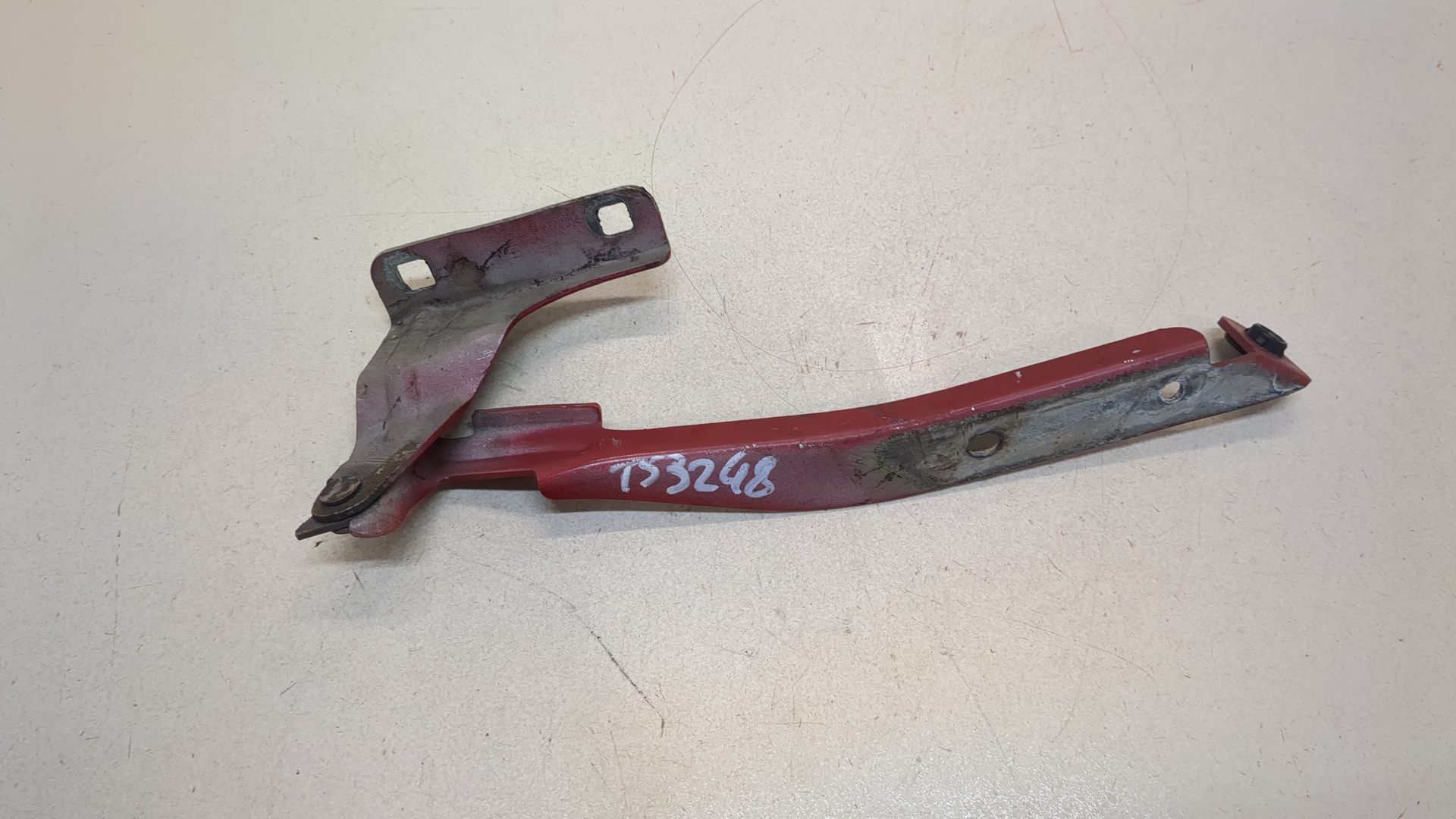 Петля капота левая