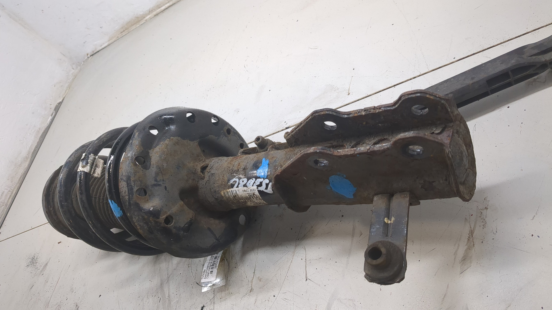 Амортизатор передний левый