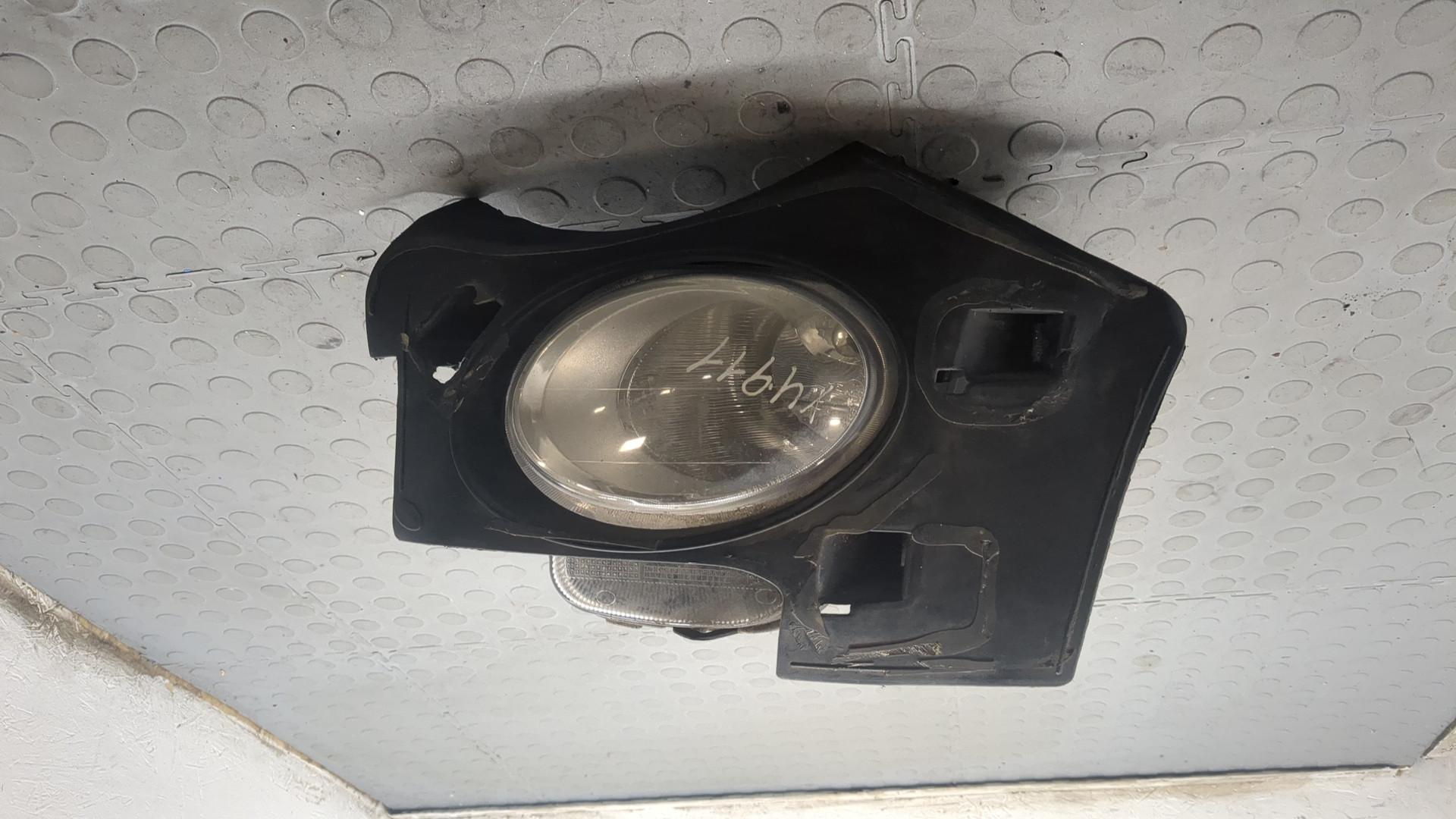 Фара противотуманная левая