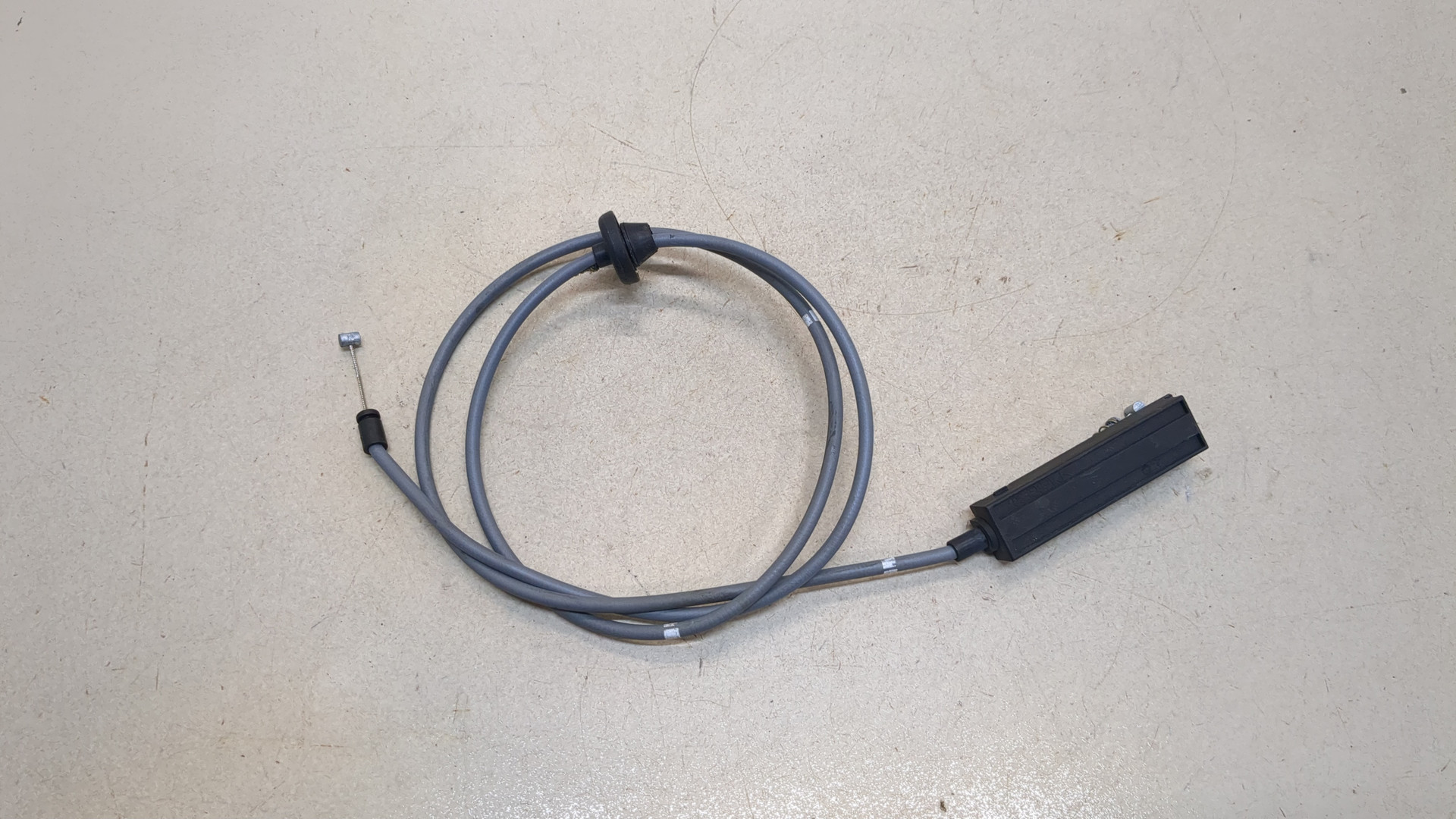 Трос открывания капота