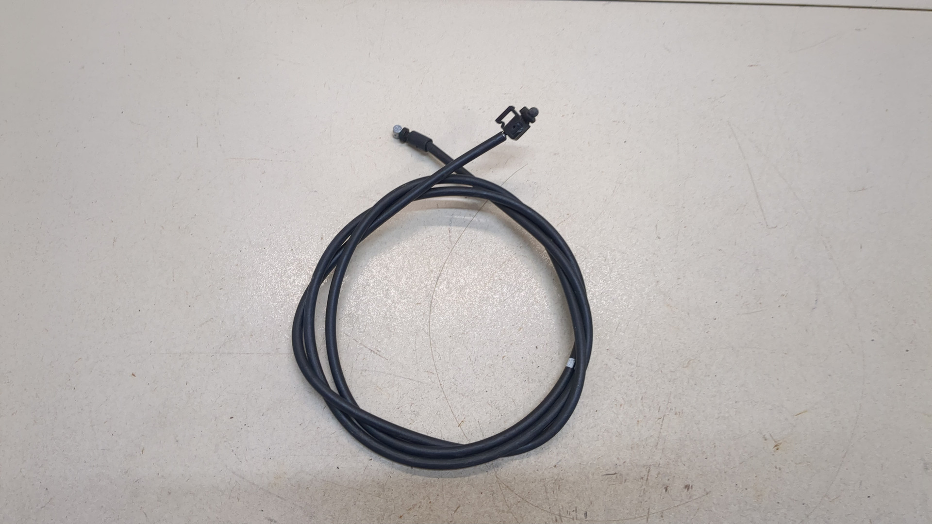 Трос открывания капота