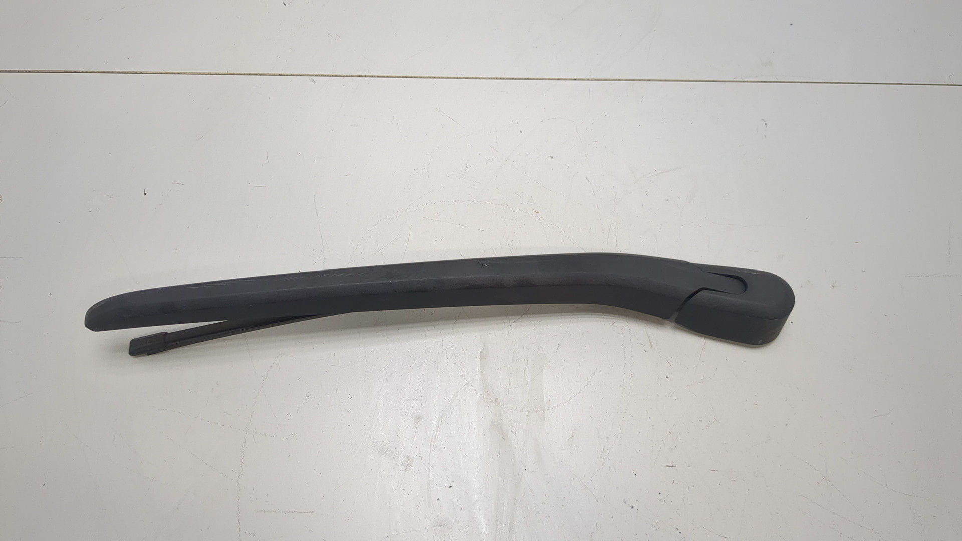 Поводок стеклоочистителя заднего