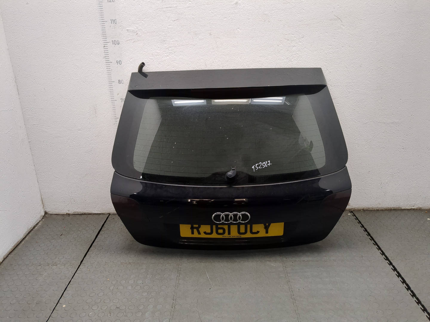 Дверь багажника