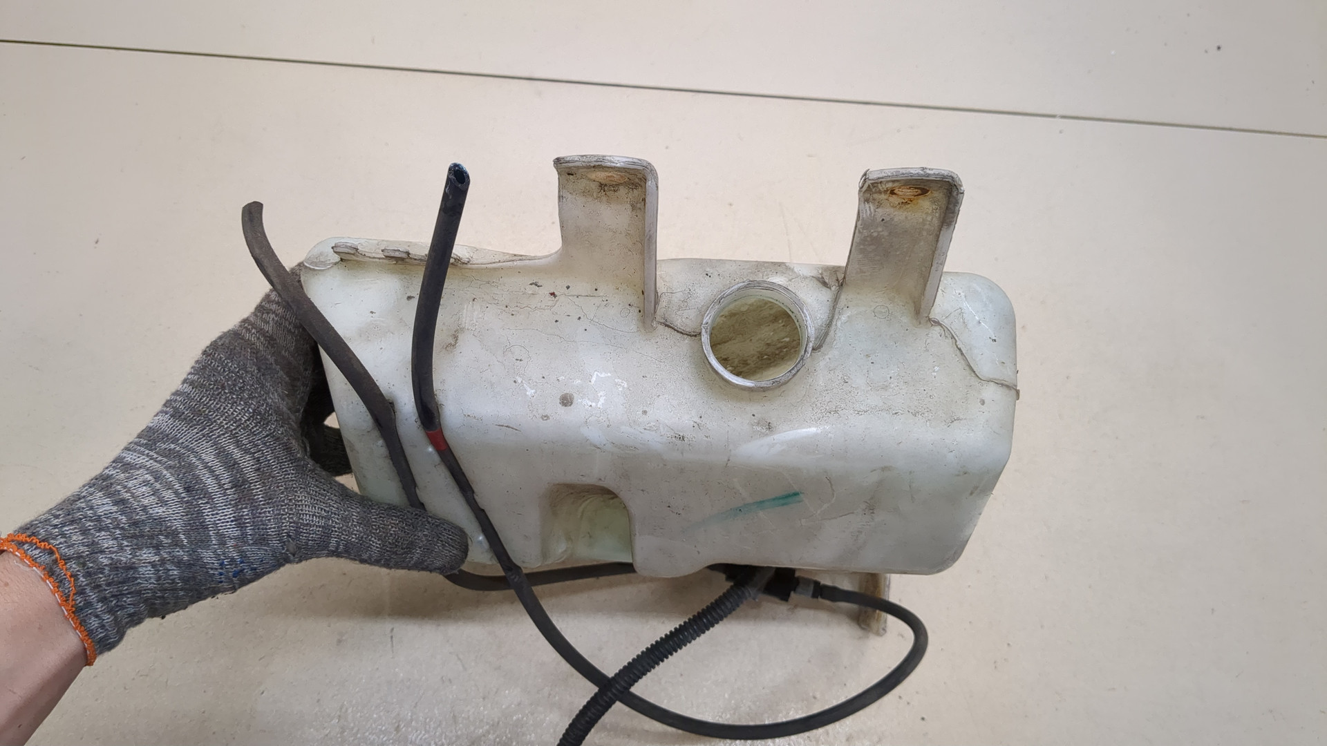 Бачок омывателя лобового стекла