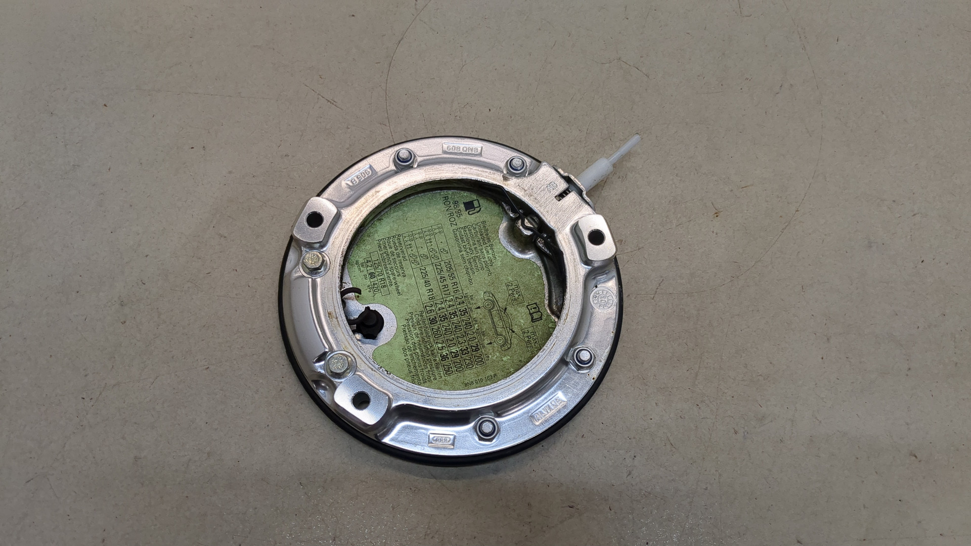 Лючок бензобака