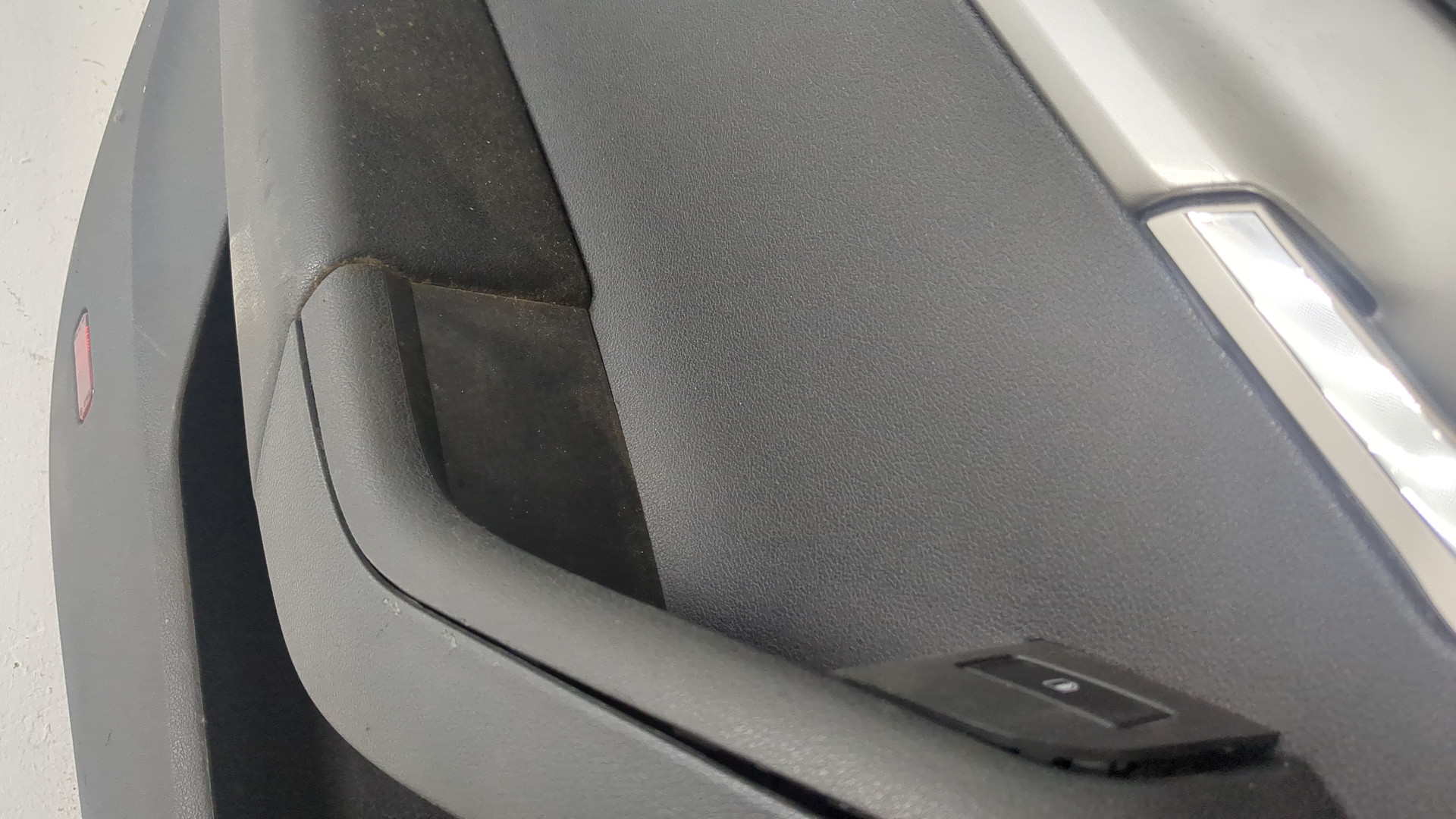 Обшивка двери передней левой