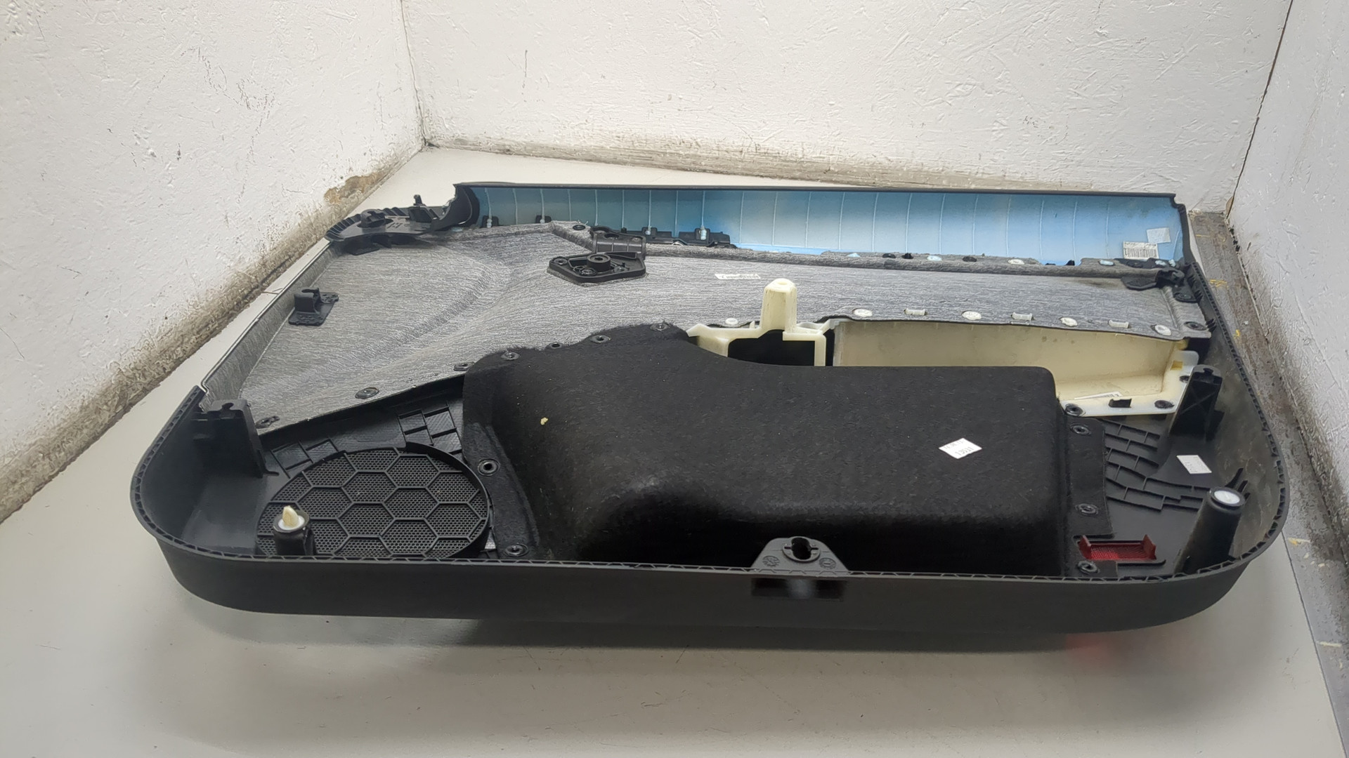 Обшивка двери передней левой