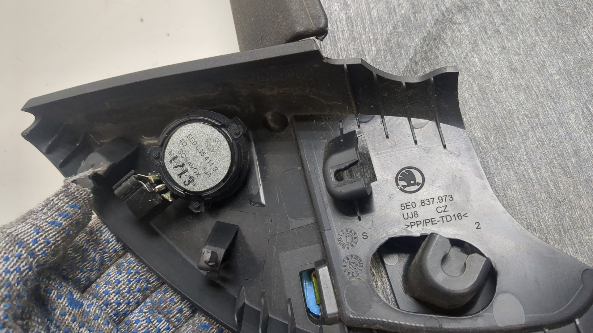 Обшивка двери передней левой