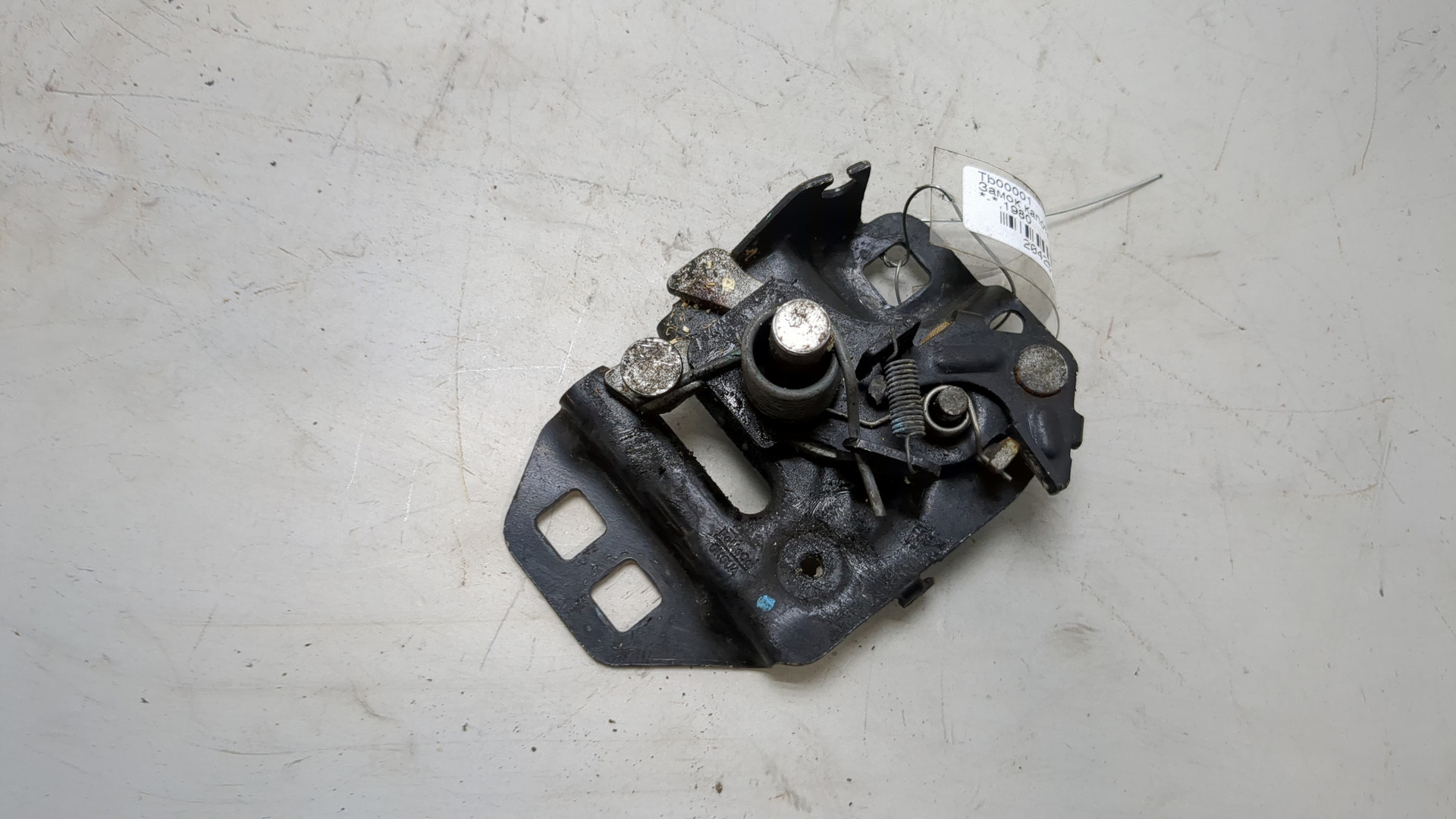 Замок капота