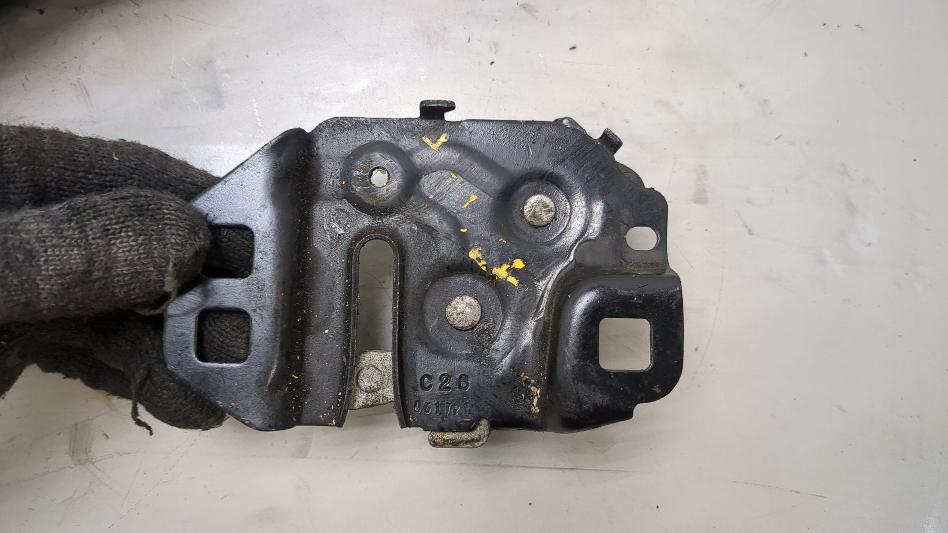 Замок капота