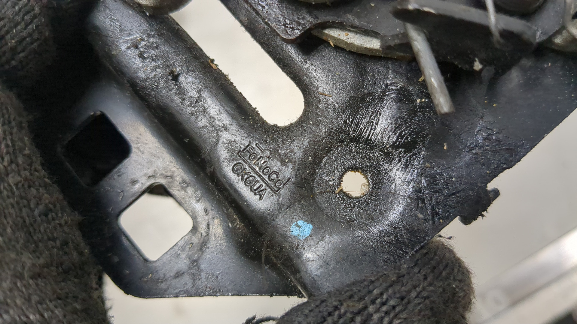 Замок капота