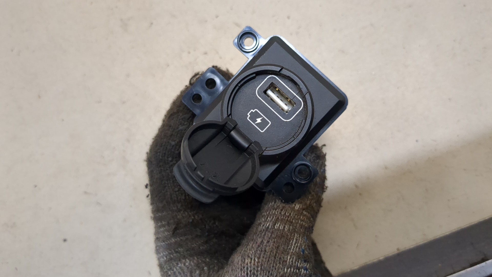 Гнездо AUX / USB IN