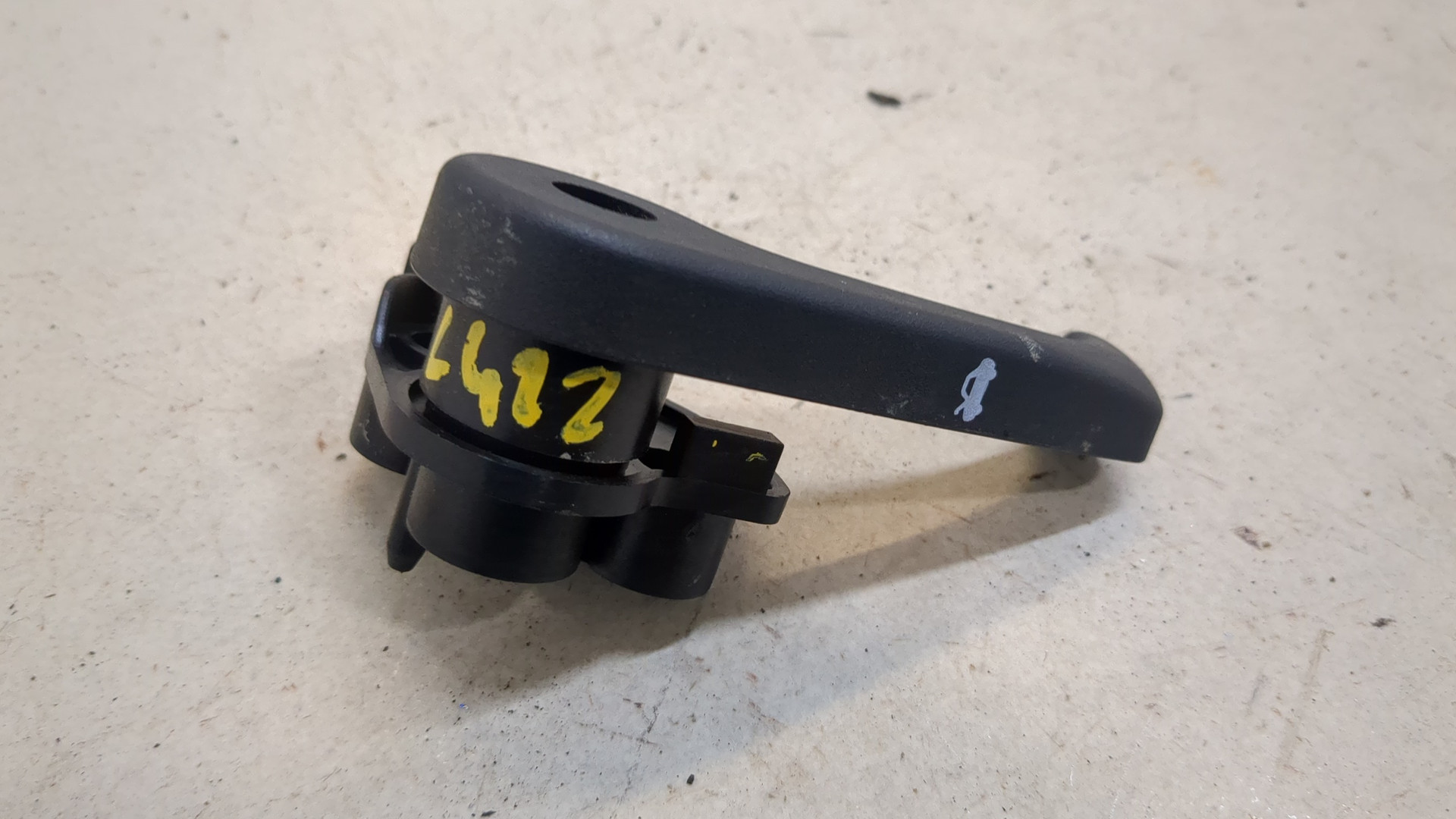 Ручка открывания капота