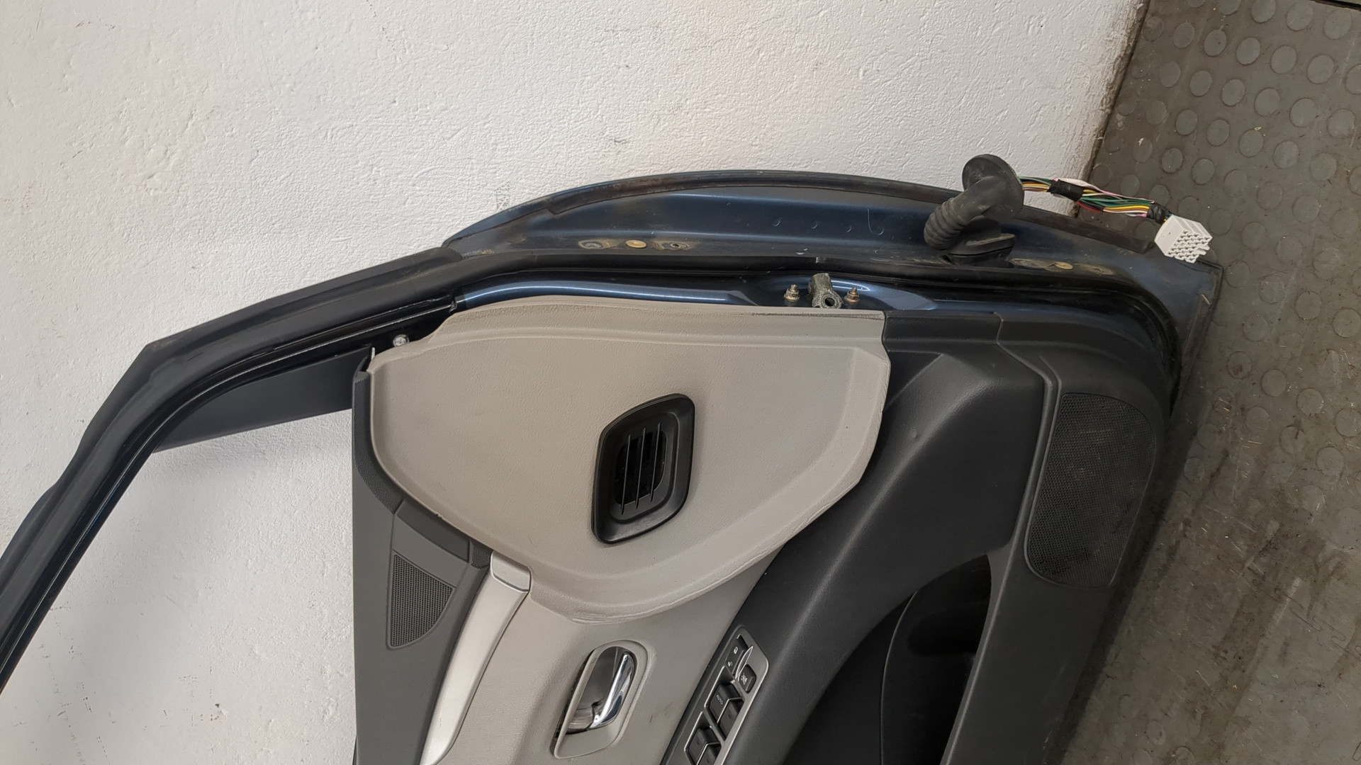 Дверь передняя левая