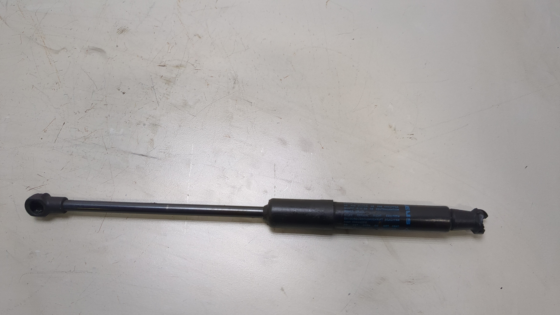 Амортизатор капота