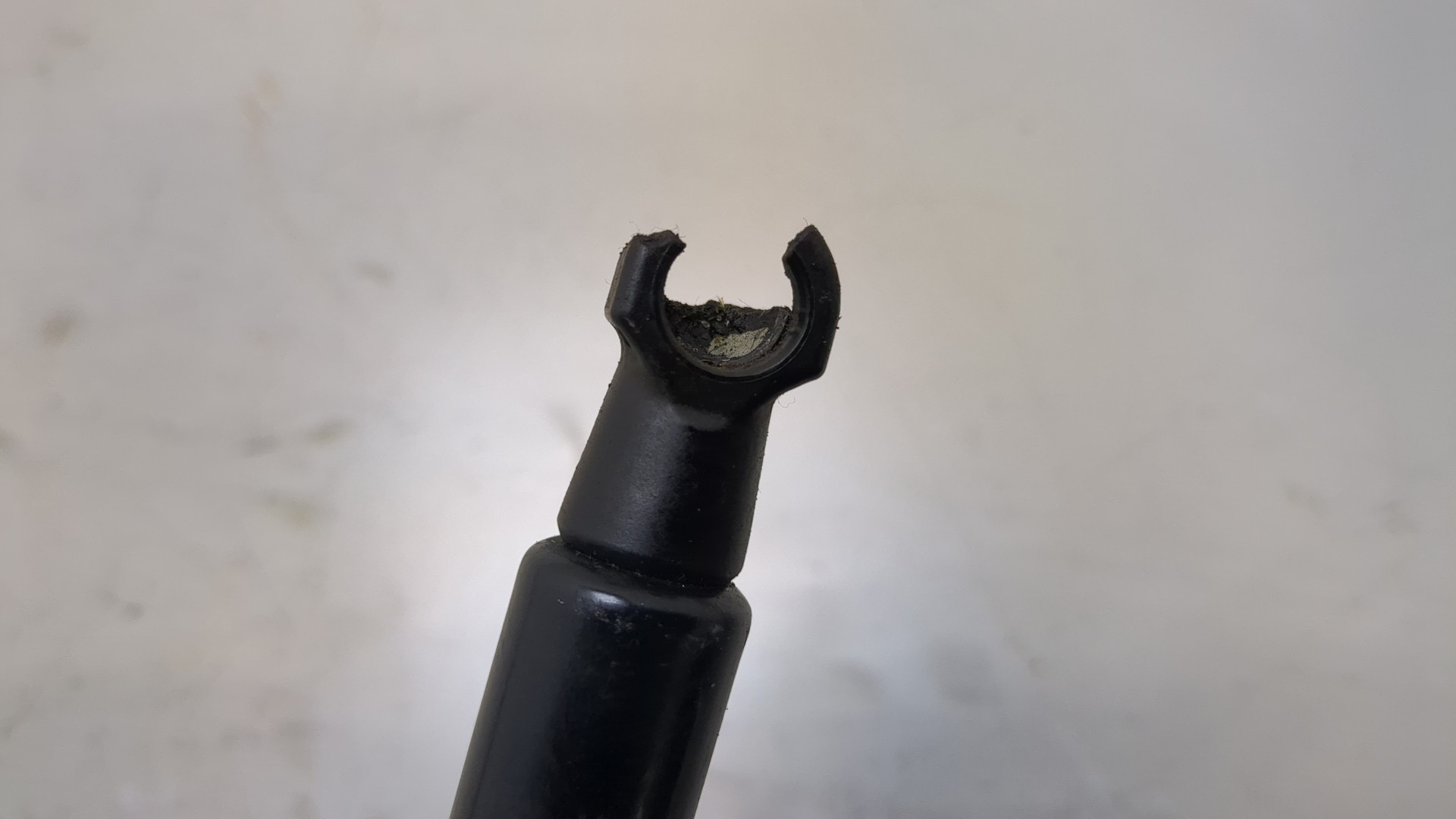 Амортизатор капота